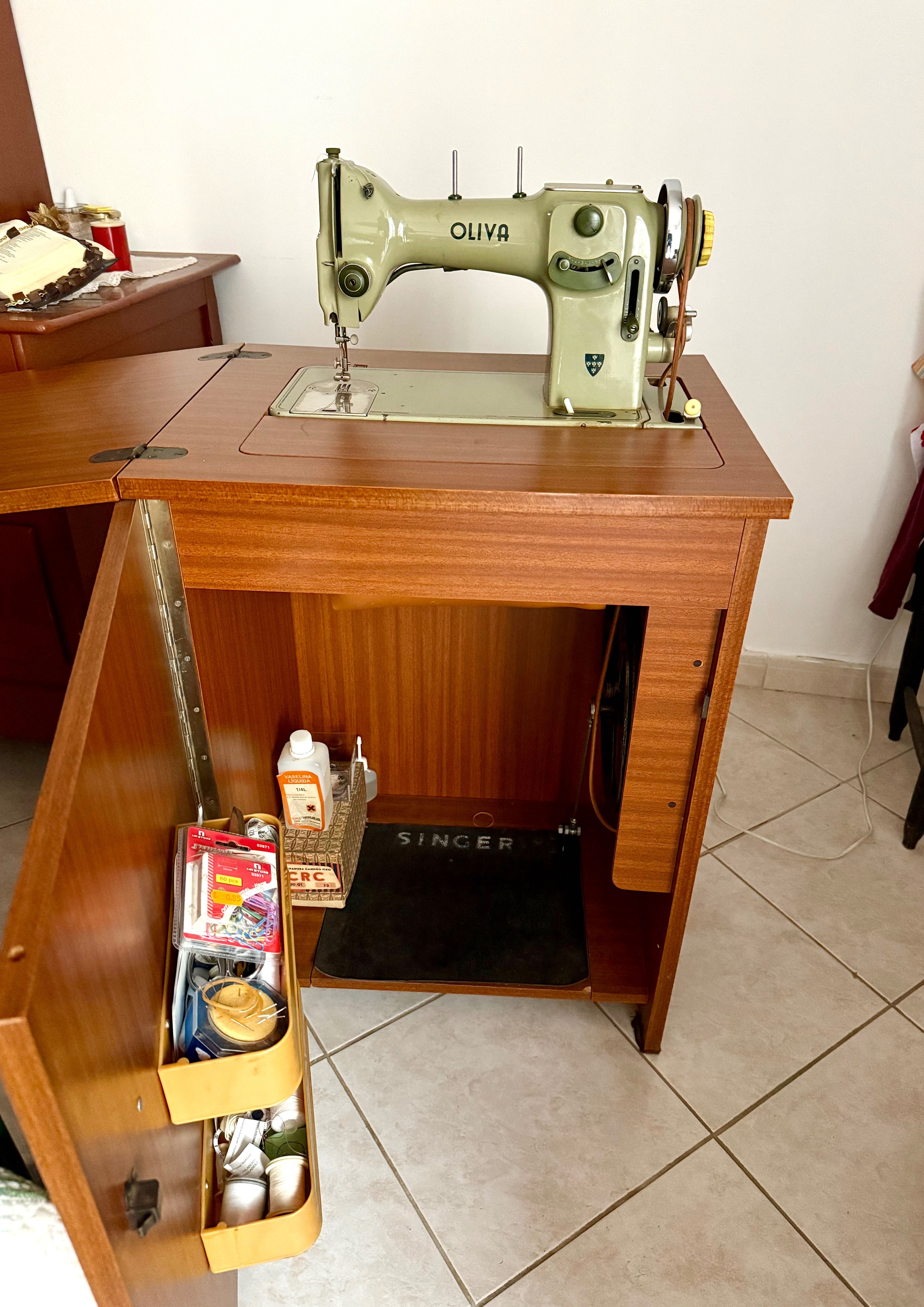 Máquina de costura Oliva com móvel