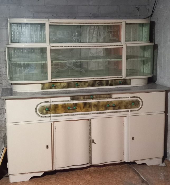 Kredens kuchenny z szafkami