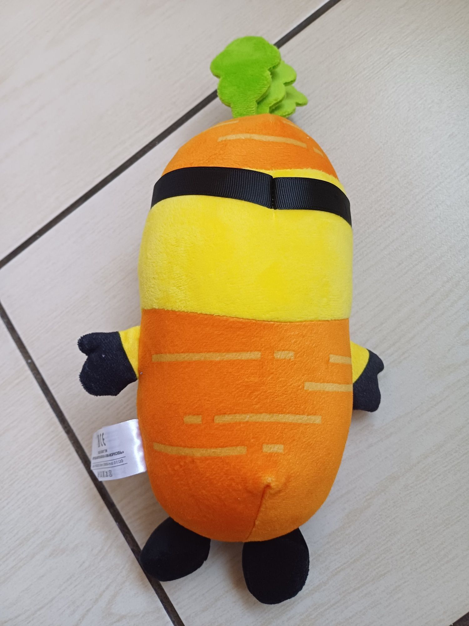 Minionek Tim marchew 33cm Minionki