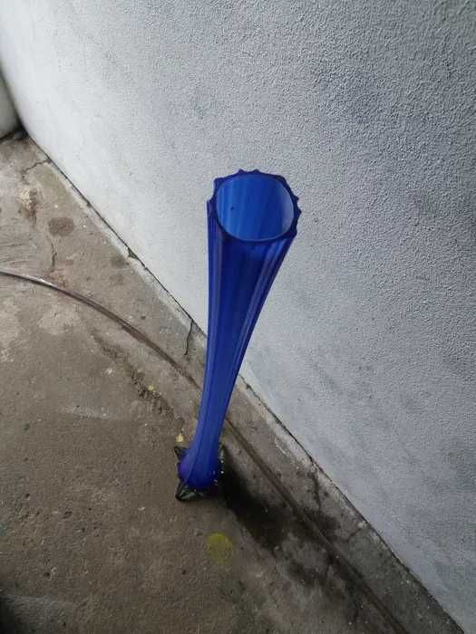 Vaso solitário em vidro azul