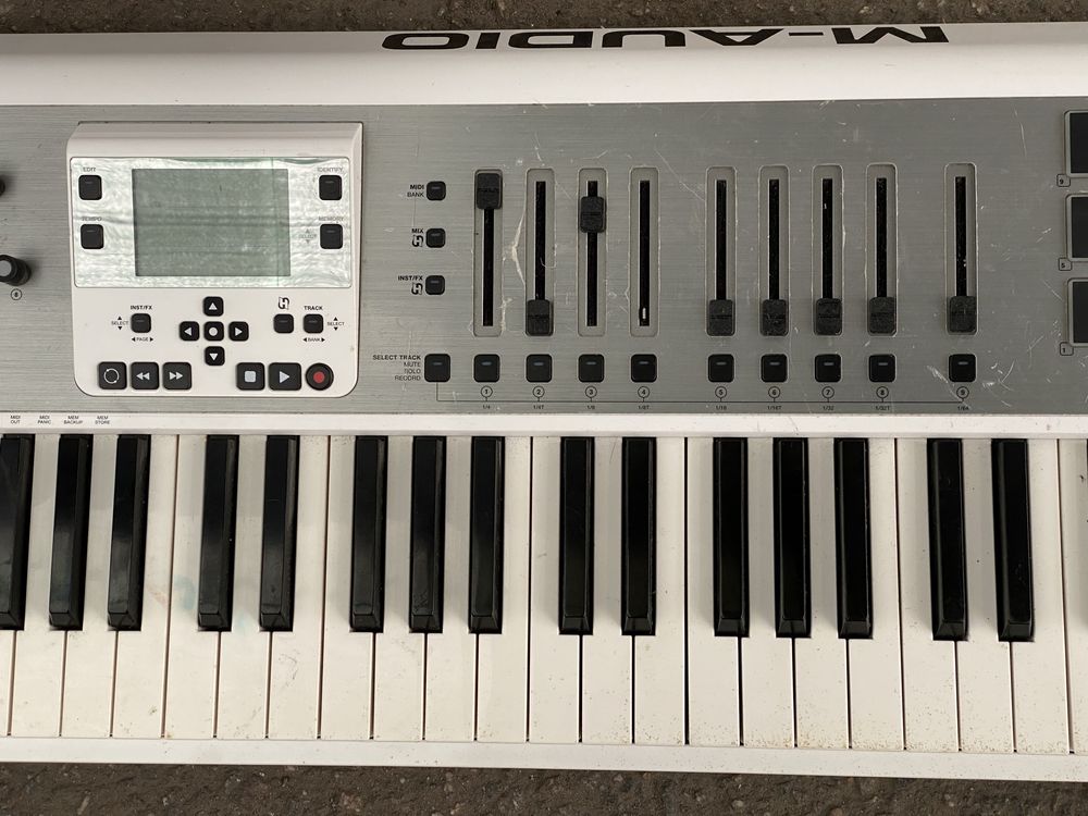 MIDI-клавіатура M-Audio Axiom AIR 61