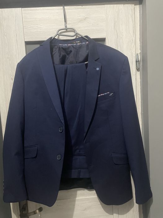 Nowy Garnitu meski slim 34
