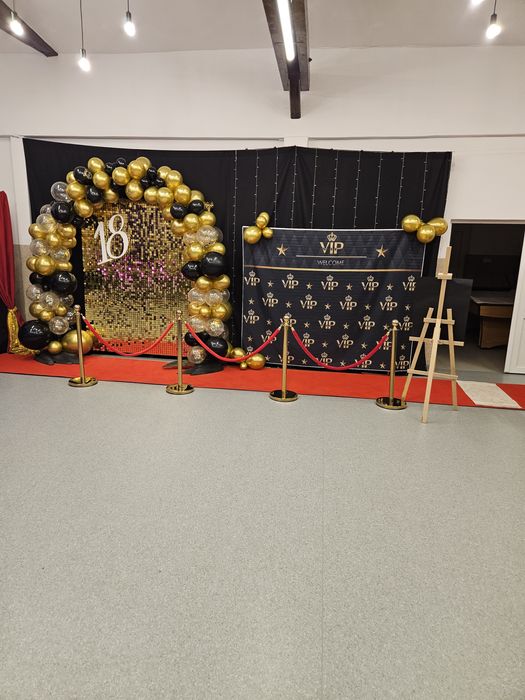 słupki odgradzające eventowe, liny czerwone, czerwony dywan