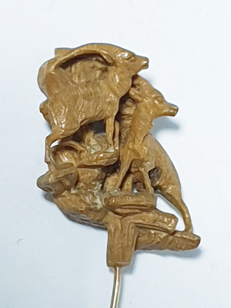 Lindo antigo alfinete / pin de chapéu figurativo esculpido em madeira