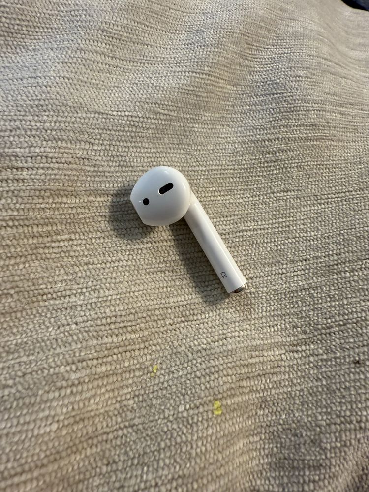 Продам один навушник AirPods 2 a2031 правий