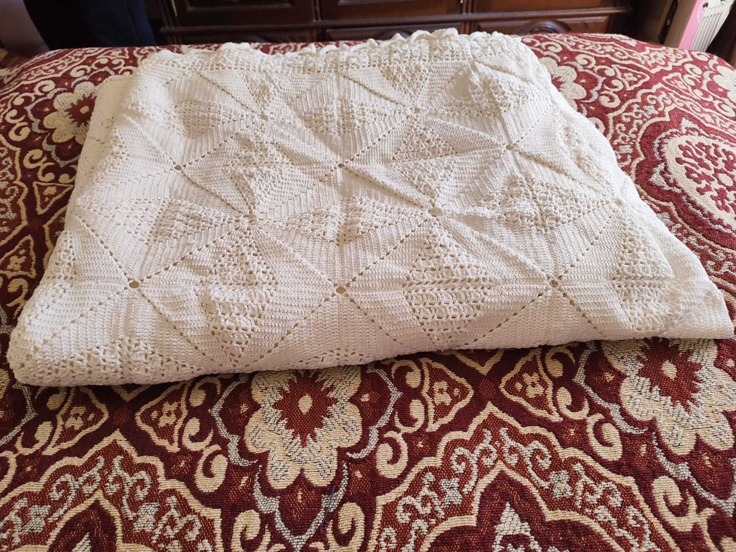 Colcha de crochê bordada à mão para cama de casal.
