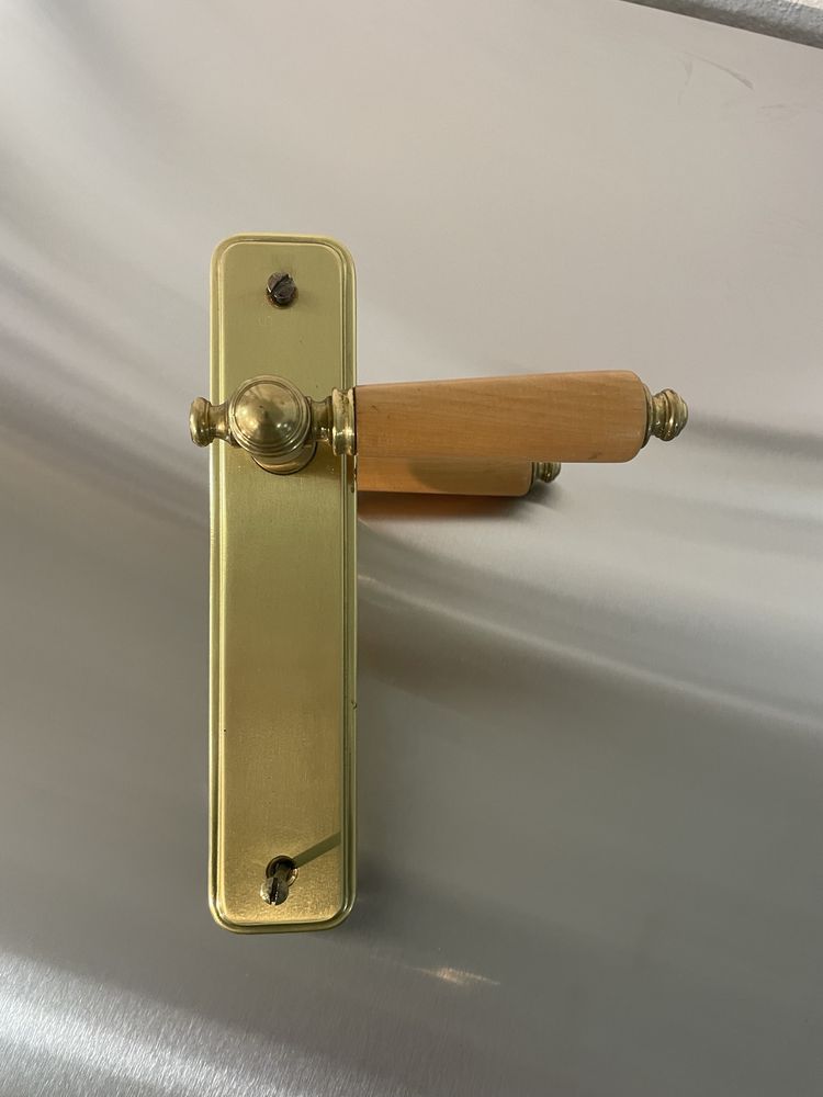 Drewniana metalowa klamka vintage zlota