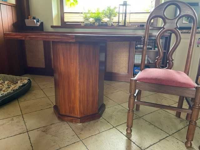 Stół drewniany ośmiokątny  z krzesłami
