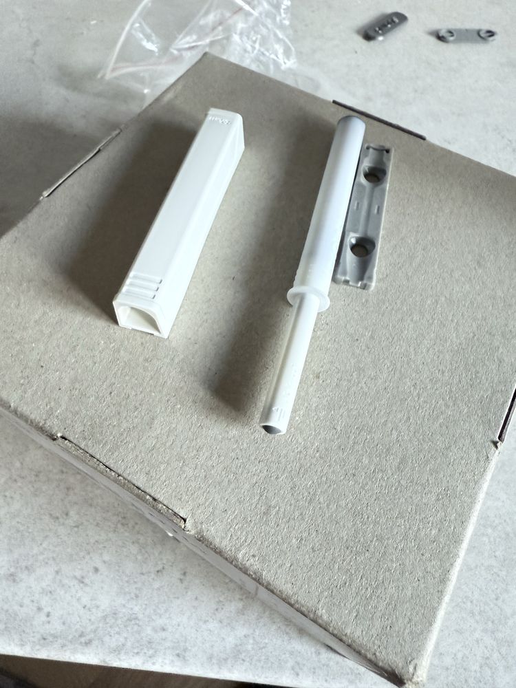 Zestaw 27szt. Blum Tip-On 956A1006 adapter długi biały