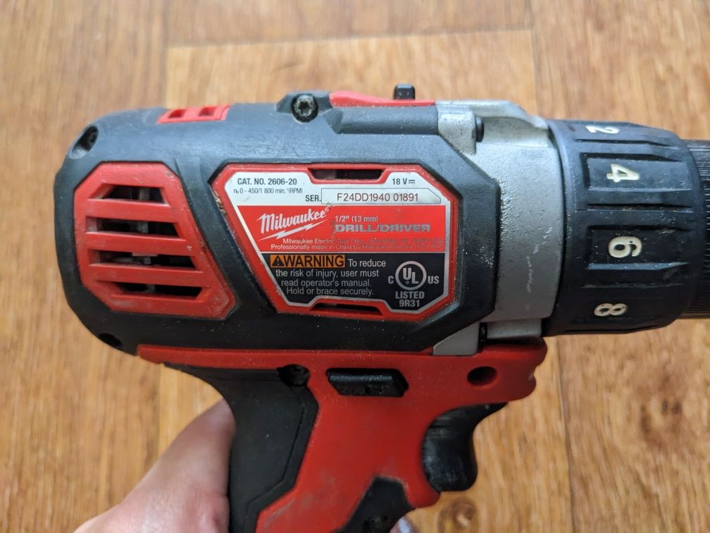 Аккумуляторный шуруповерт Milwaukee M18 с аккумулятором