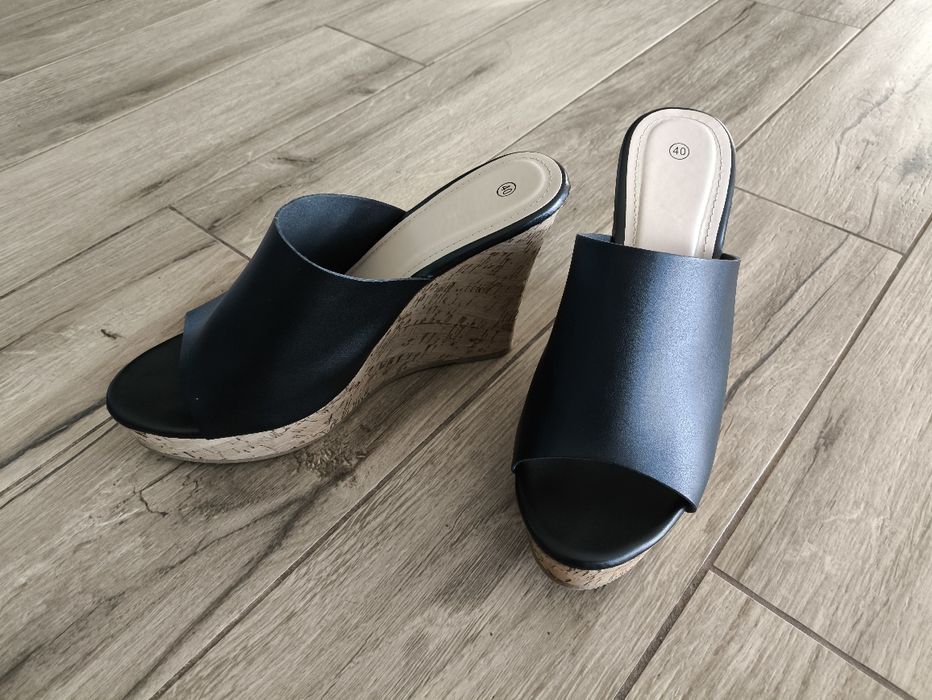 Eleganckie Klapki na koturnie 40