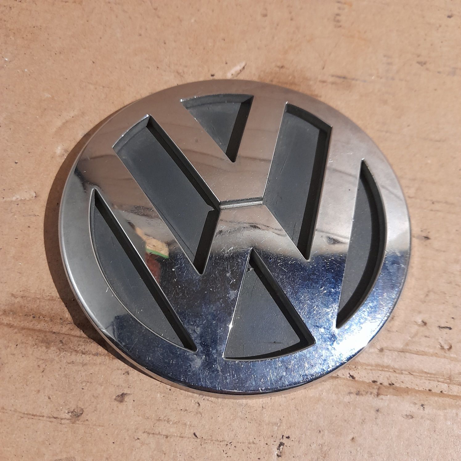 Znaczek emblemat logo VW Polo 9N 9N3 tyl 6Q0.853.630 klapy bagaznika