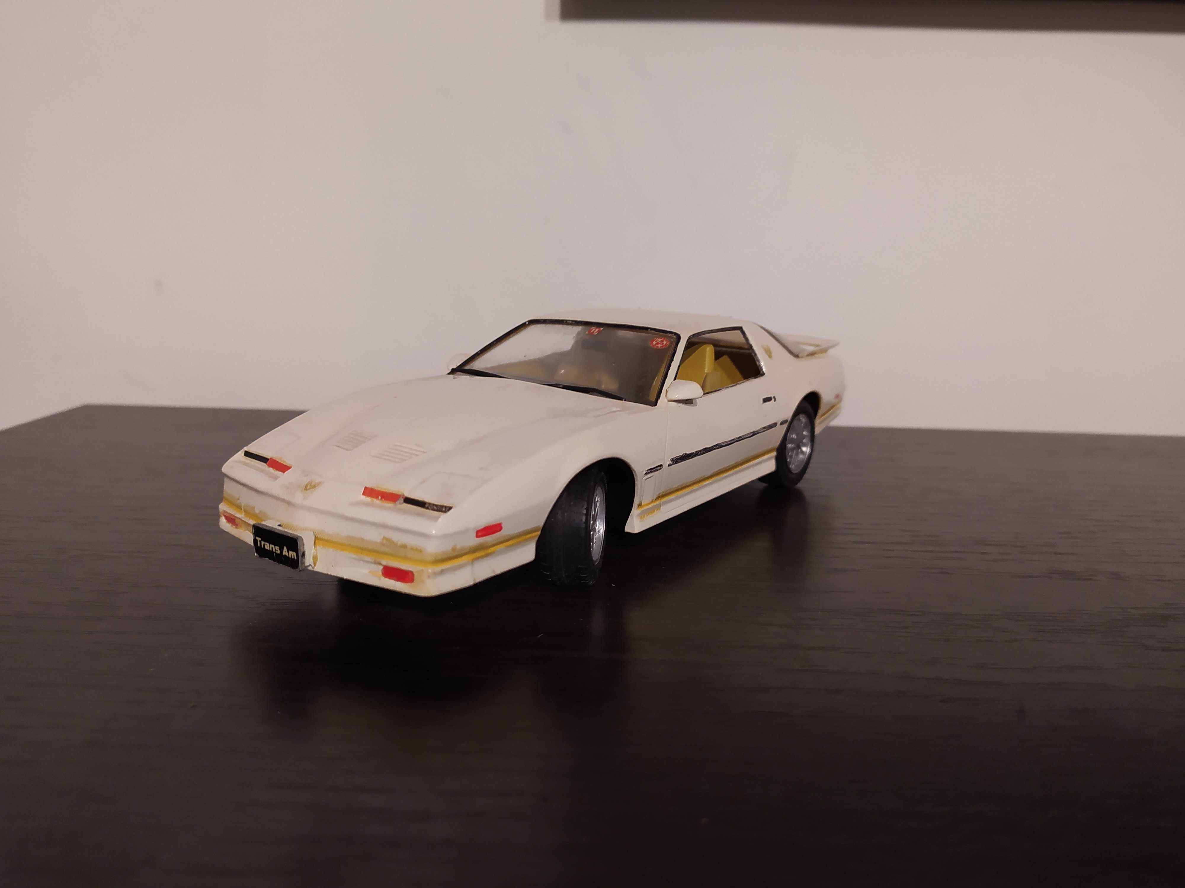 Pontiac Firebird Trans Am 1985 rok skala 1:24