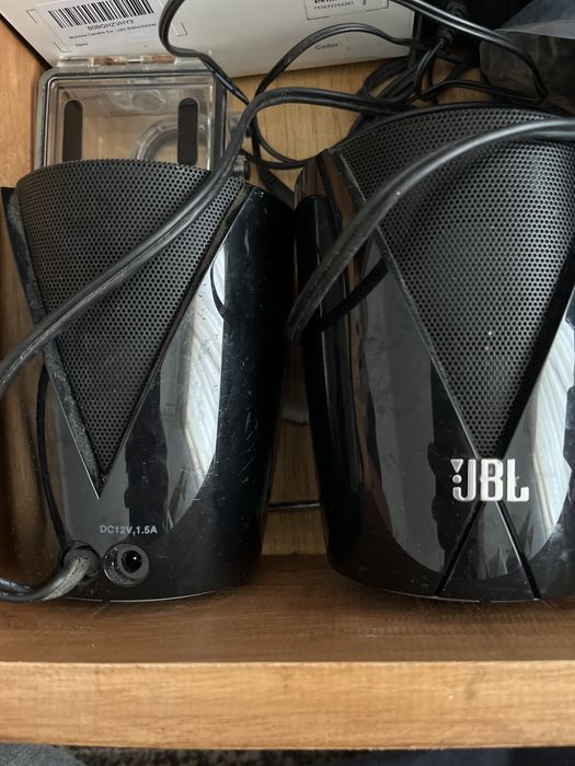Colunas JBL jembe pretas
