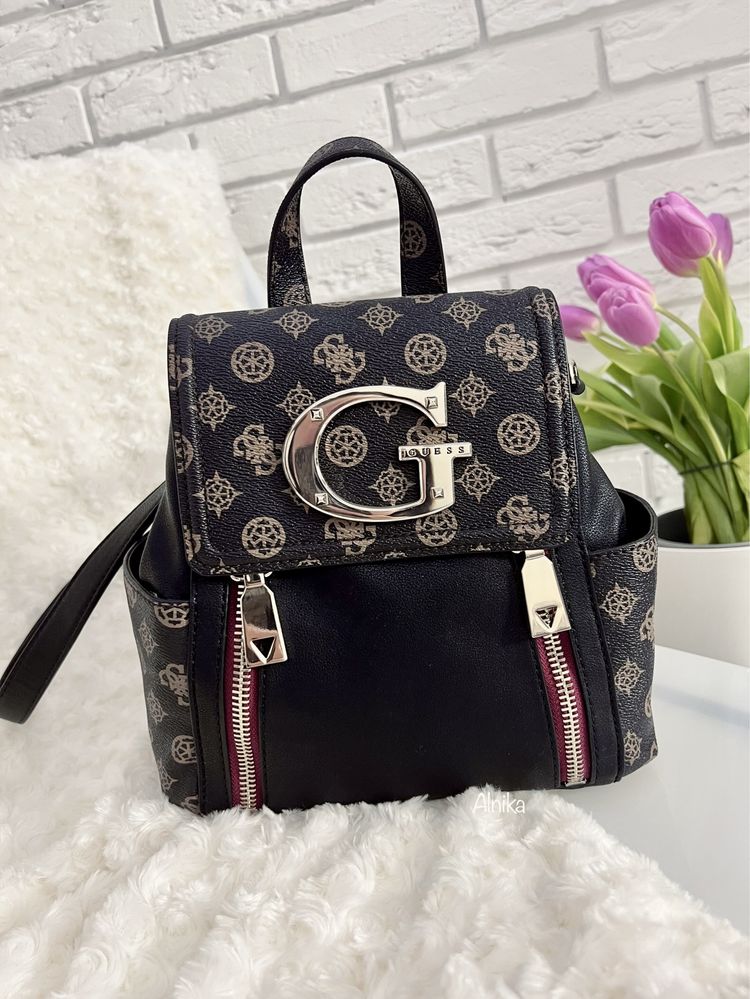 Plecak Guess Karola (czarny + brązowy monogram)