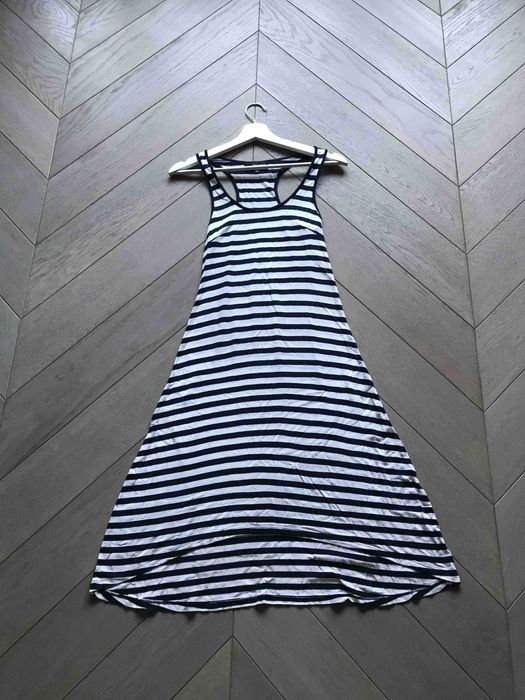 długa letnia sukienka w pasy marki Reserved w rozmiarze XS