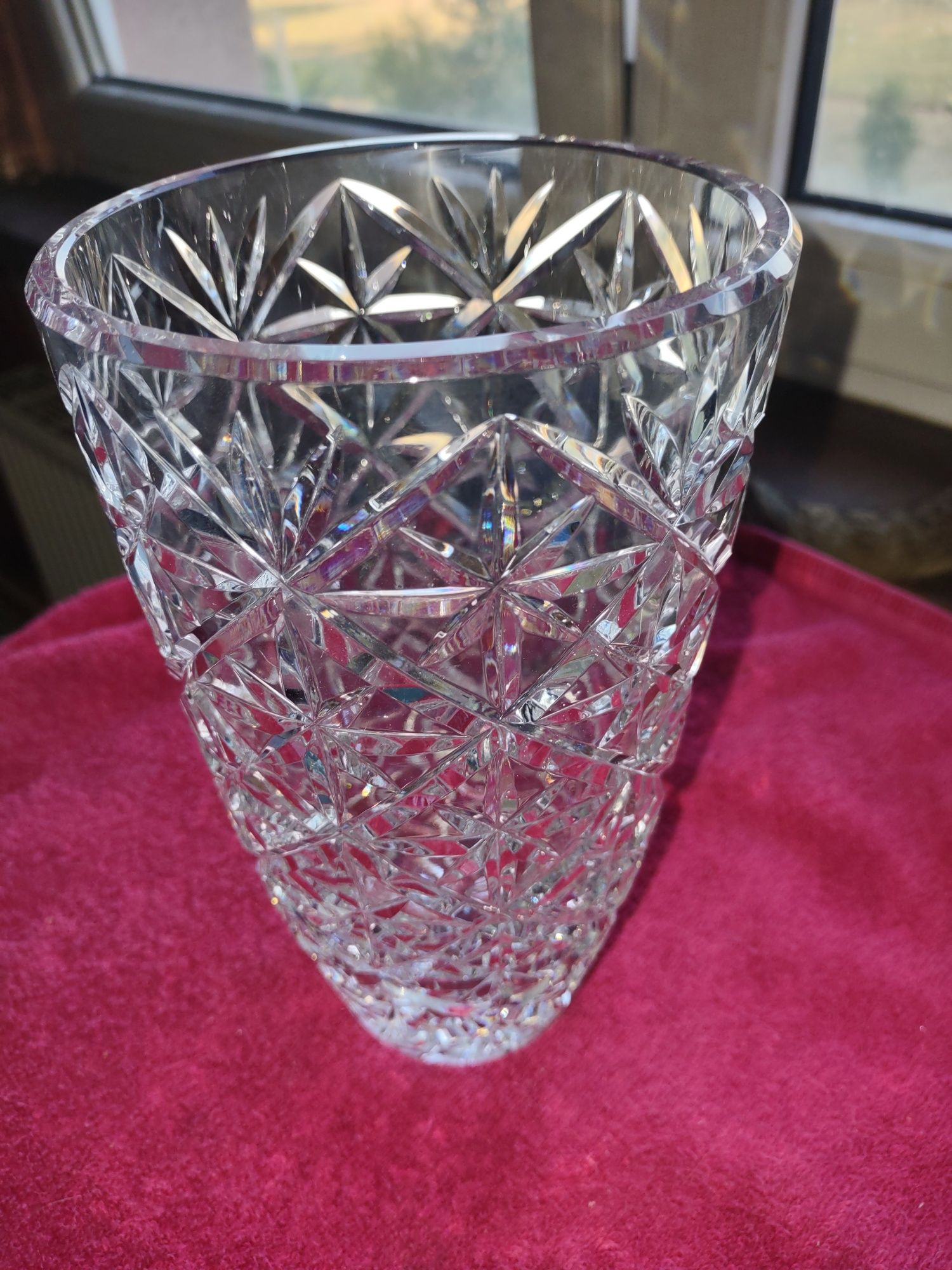 PRL oryginalny wazon kryształowy mieniący się na kolorowo.
