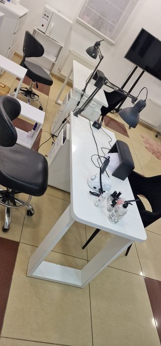 Для мастеров маникюра/педикюра места в аренду. Свет постоянно.