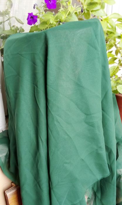 Зелена тканина шовк (1,1*1,32)м напівпрозора, нова, газова, смарагдова