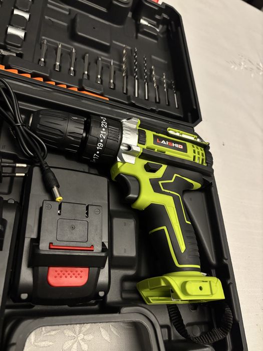 Aparafusadeira / furadeira a bateria  ( nova )