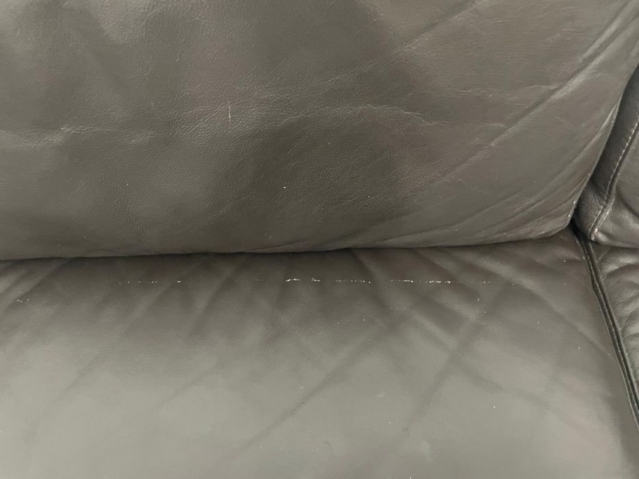 Sofá Chaise Long Eritz em Pele Preta – Confortável e em Bom Estado