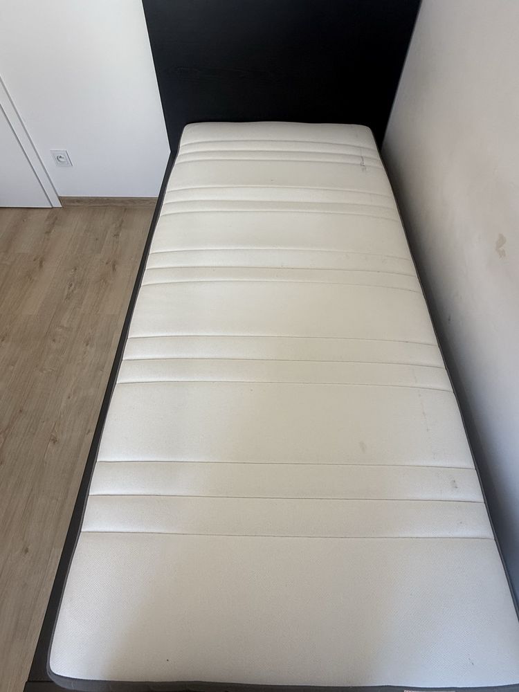 Łóżko Ikea Malm Rama 120x200 z dwoma pojemnikami i materacem.