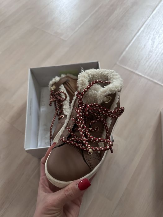 Продам дитяче осінньо-зимове взутт Geox