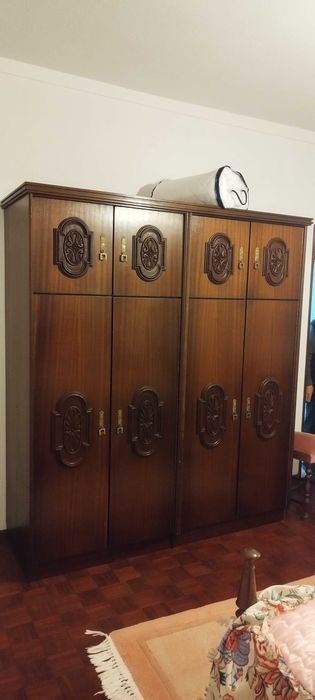 Mobília de quarto em madeira maciça