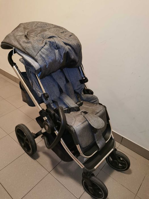 Wózek spacerowy venicci tinum 2.0 składa się jedną ręką