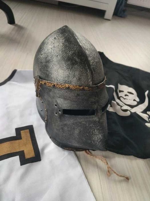 Hełm krzyżackiego kawalerzysty (plastikowy) + peleryny gratis