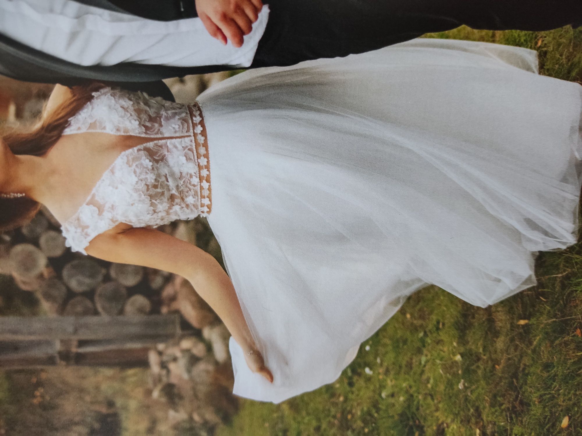 Piękna suknia ślubna niezniszczona  ręcznie zdobiona kwiatkami