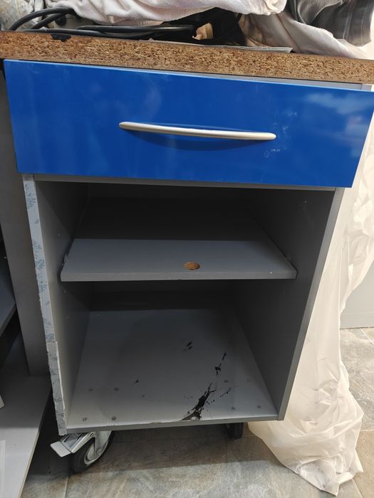 Móvel com gaveta, tampo e 4 rodas de 50 cm