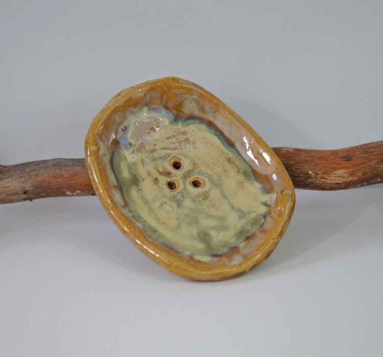 Ceramiczna mydelniczka ręcznie robiona z dziurkami