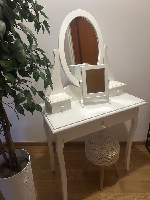 Toaletka biala z lustrem