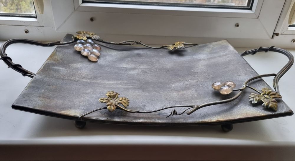 Поднос металлический  декоративный.