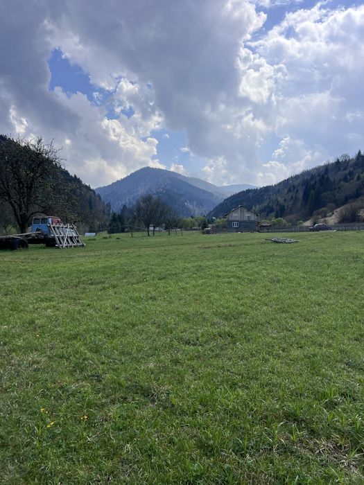 Земля в Карпатах у горах