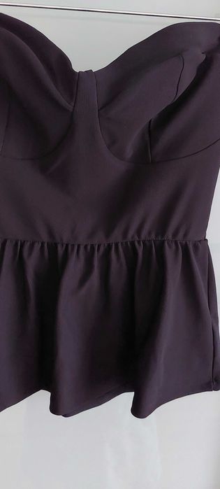 Top czarny dekolt serce z baskinią falbaną MOHITO 40/L