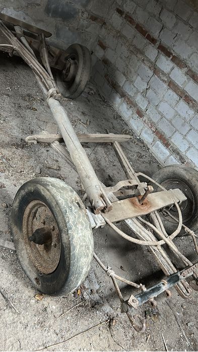 Sprzedam wóz czterokołowy.