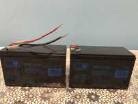 Dwa akumlatory ups, skuter