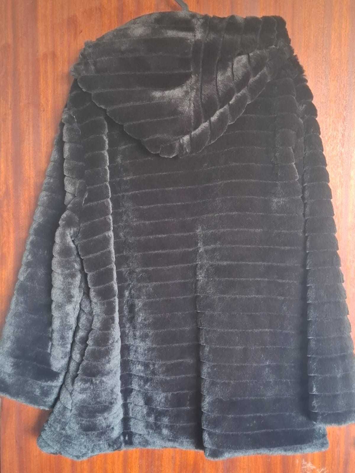 Casaco de pelo na cor preto
Tamanho L