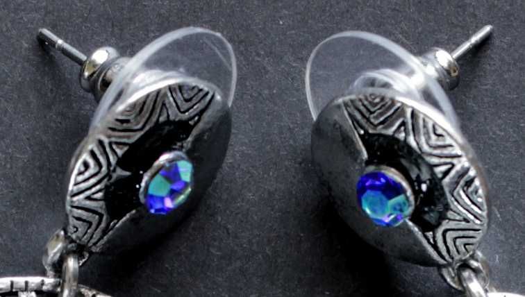 Серьги с камешками.