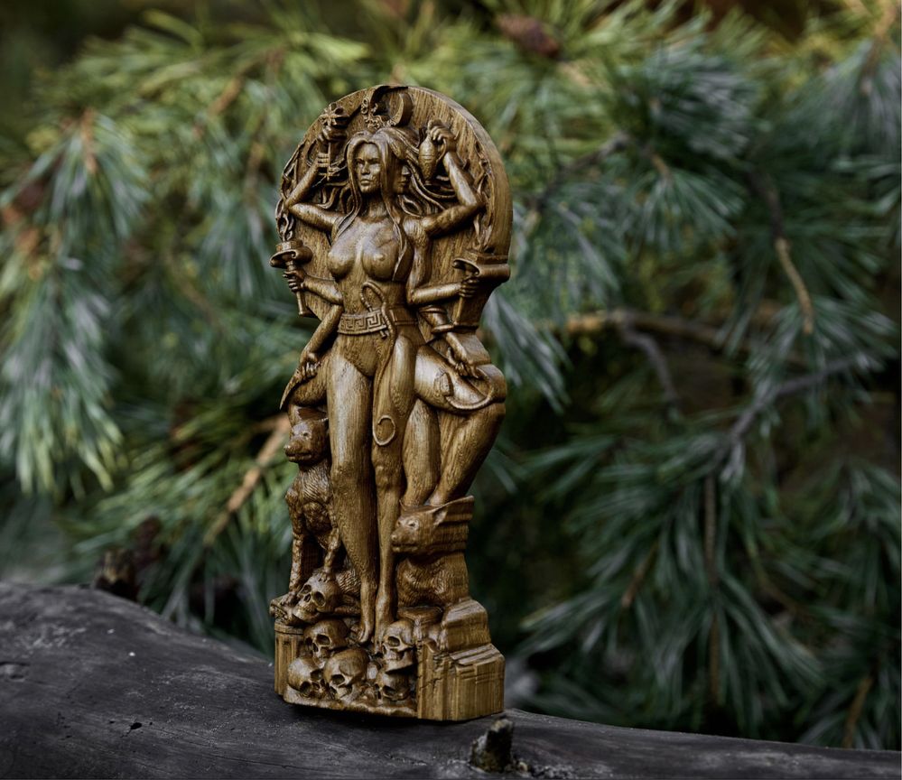 Статуетка з дерева - богиня Геката .
