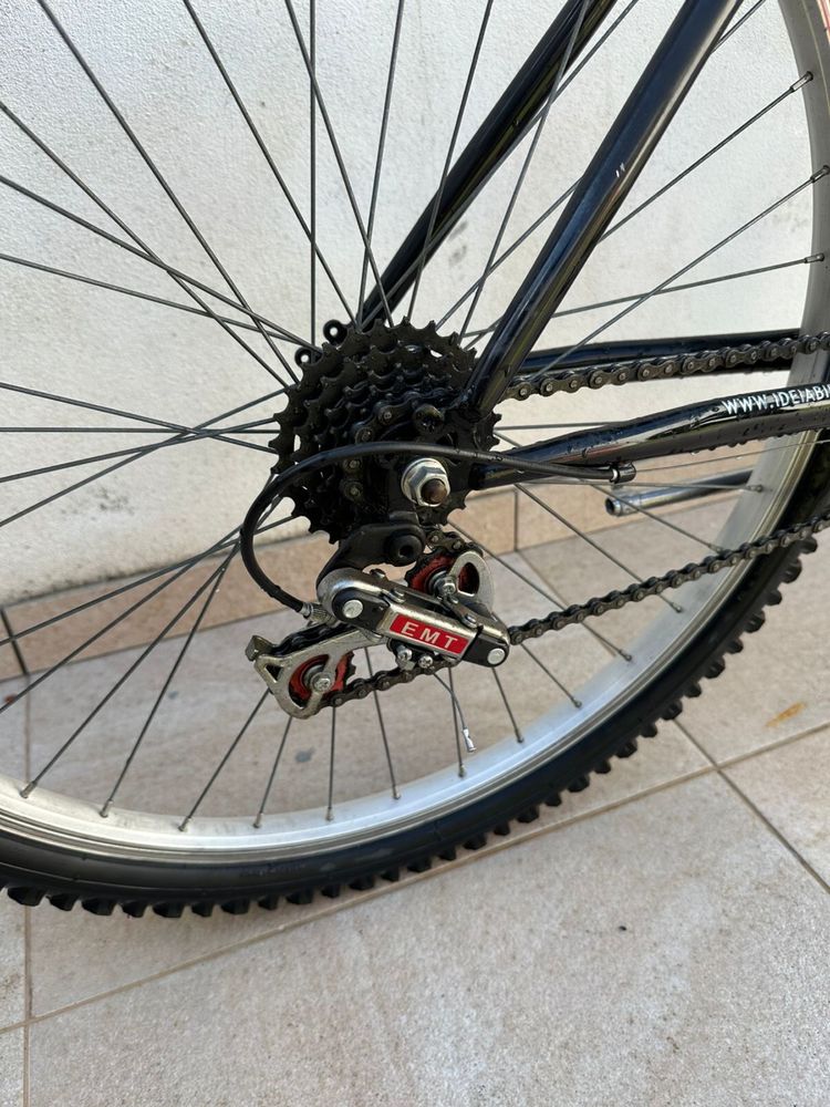 Bicicleta Preta Usada em Ótimo Estado