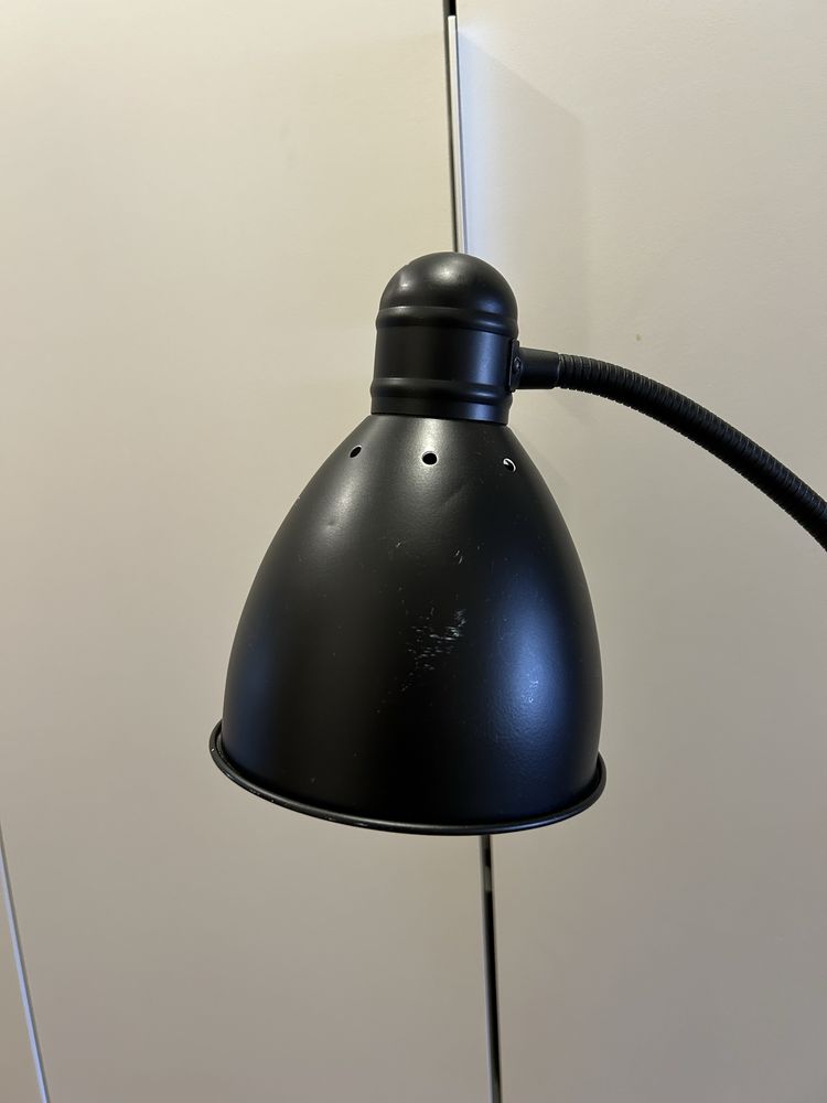 Candeeiro preto de pé alto regulável
