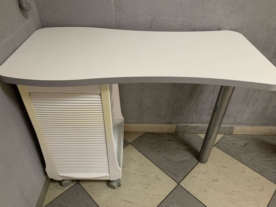 Стіл манікюрний Італія