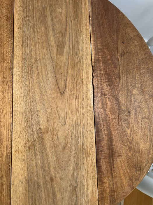 Conjunto de 4 cadeiras em madeira maciça e ofereço a mesa