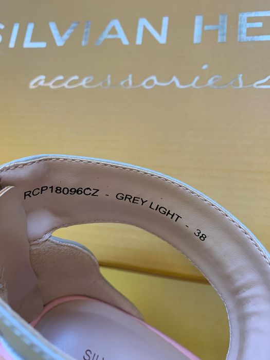 Продаю новые босоножки Silvian Heach