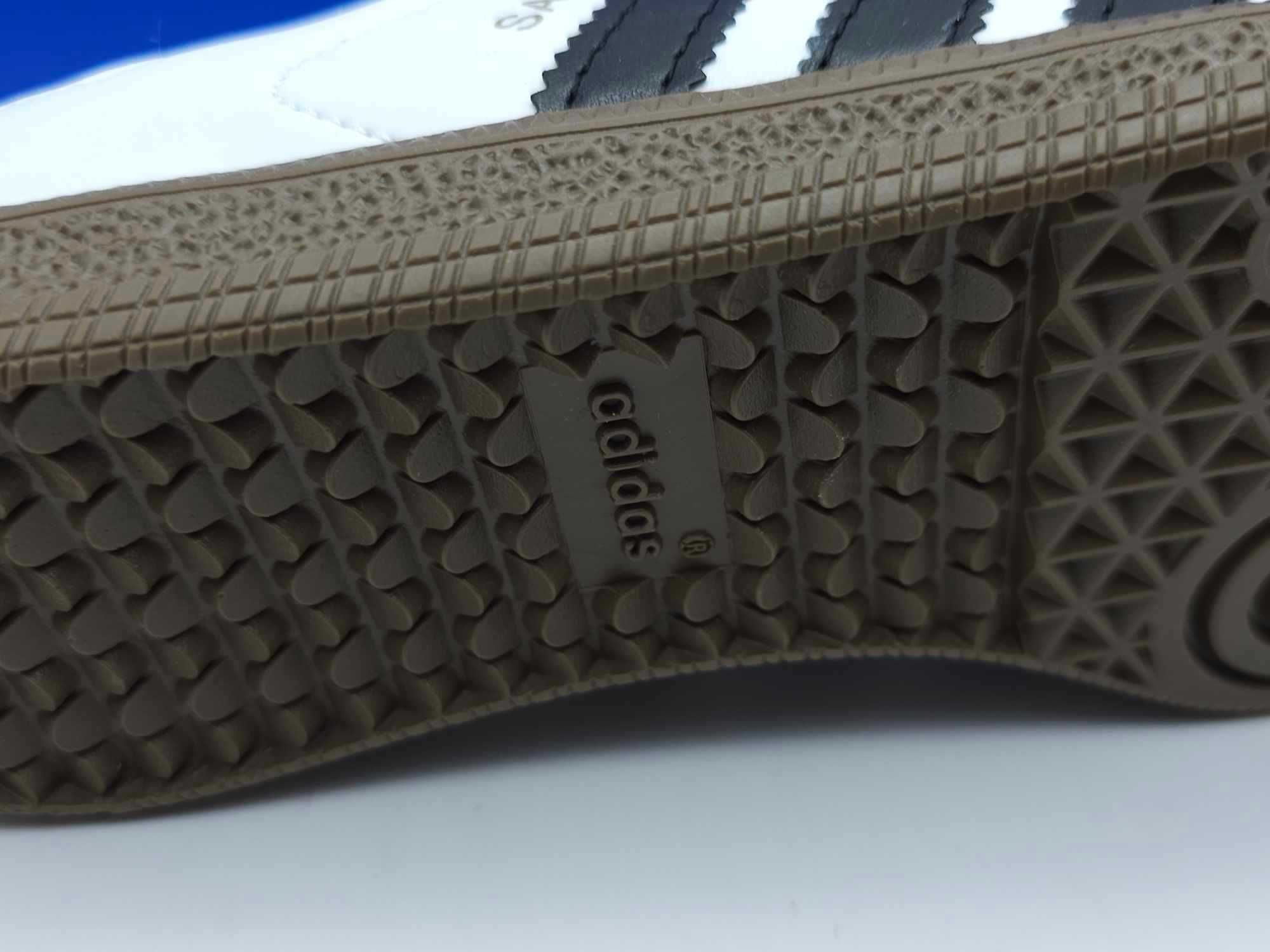 Ténis modelo Samba brancos, unisexo