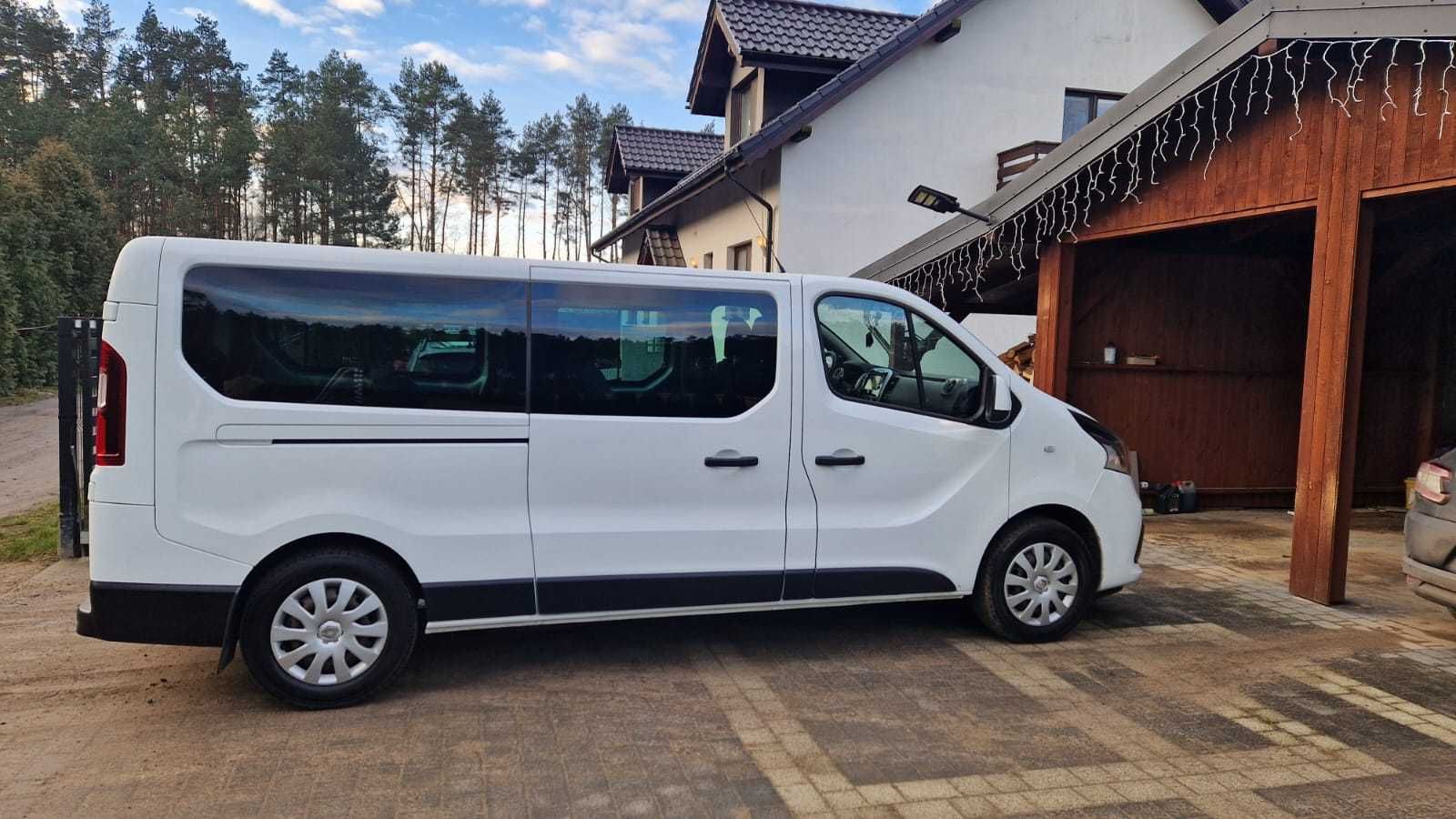 Wynajem busa  9-osobowego, wypożyczalnia busów osobowych Renaul Trafic