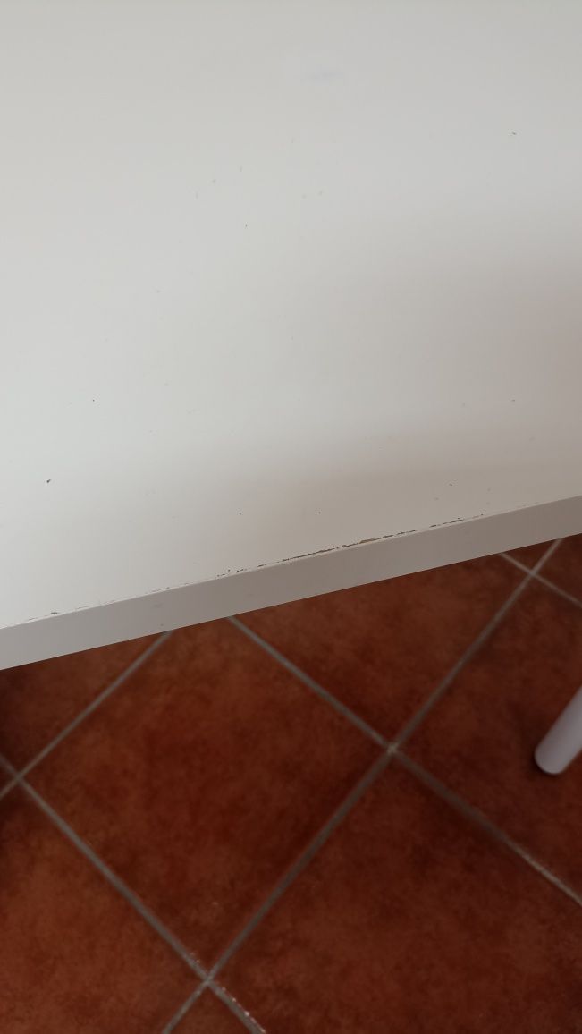 Mesa com gavetas